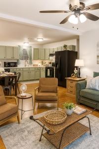 soggiorno con armadi verdi e tavolo di The Lagniappe Escape a Marksville