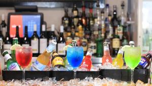 un gruppo di diversi tipi di bottiglie su un bar di Maclean Hotel a Maclean Altre 5 foto