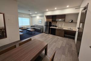 Η κουζίνα ή μικρή κουζίνα στο Hawthorn Extended Stay Austin North +27 φωτογραφίες
