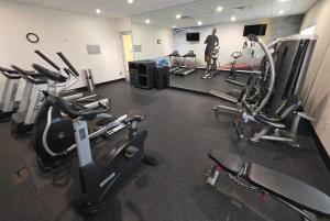 un gimnasio con varias cintas de correr y máquinas de cardio en Wingate by Wyndham Austin North, en Austin