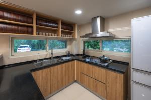 eine Küche mit Spüle und Kühlschrank in der Unterkunft 森山寫照 in Dongshan