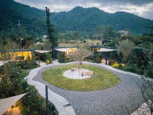 einen Garten mit einem Brunnen in der Mitte in der Unterkunft 森山寫照 in Dongshan