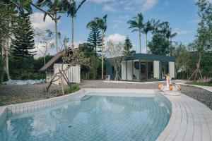 ein Swimmingpool vor einem Haus in der Unterkunft 森山寫照 in Dongshan