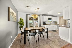 eine Küche mit Esstisch und Stühlen in der Unterkunft Starwood Sanctuary in Medford