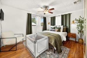 ein Schlafzimmer mit Bett und Deckenventilator in der Unterkunft Starwood Sanctuary in Medford