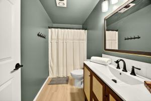 ein Badezimmer mit Waschbecken, Toilette und Spiegel in der Unterkunft Starwood Sanctuary in Medford + 19 Fotos