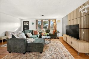 ein Wohnzimmer mit Sofa und Flachbildfernseher in der Unterkunft Starwood Sanctuary in Medford