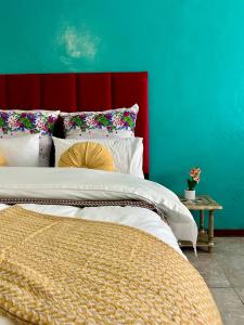 1 Schlafzimmer mit 2 Betten und einer grünen Wand in der Unterkunft Velvet Oasis Mbabane in Mbabane