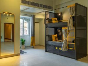 Narivoodi või narivoodid majutusasutuse The Hosteller Bam Jaipur, Hawa Mahal toas