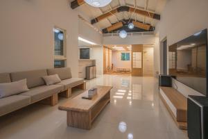 ein Wohnzimmer mit einer Couch und einem Couchtisch in der Unterkunft 森山寫照 in Dongshan