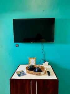 ein Tisch mit einem Weidenkorb darauf in der Unterkunft Velvet Oasis Mbabane in Mbabane