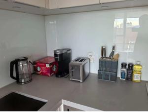 Køkken eller tekøkken på China town condo in Vancouver