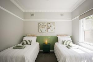 Giường trong phòng chung tại Violet's cottage