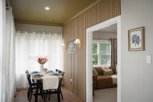 Khu vực ghế ngồi tại Violet's cottage