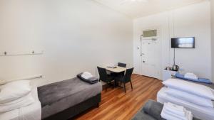 Camera con 2 letti e scrivania con computer portatile. di Maclean Hotel a Maclean