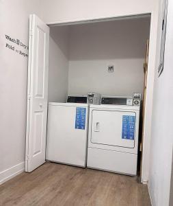 a laundry room with a washer and dryer in it at Normandie Good Vibes Only in Los Angeles