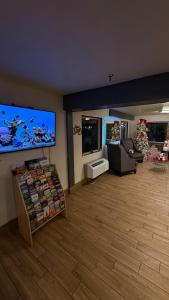 Μια τηλεόραση ή/και κέντρο ψυχαγωγίας στο GO2 Inn & Suites by Relianse - El Paso