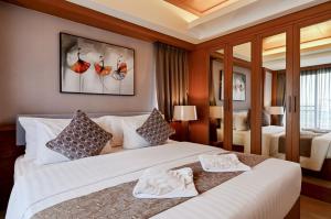 En eller flere senge i et værelse på Green Residence Ayutthaya - SHA Certified