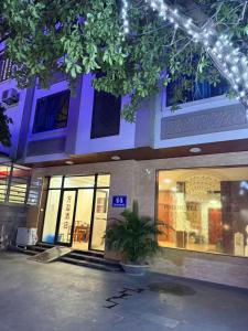 ein Gebäude mit einer Topfpflanze davor in der Unterkunft Phương Anh Villa Pro in Bắc Ninh