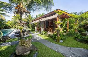 een huis met een zwembad en een resort bij The Runik Ubud in Ubud +57 foto's