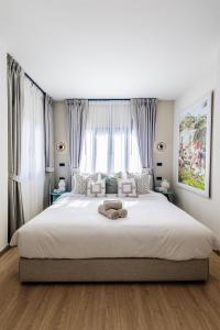 En eller flere senge i et værelse på 5BR Luxury Pool Villa Patong TPSV138 + 77 billeder