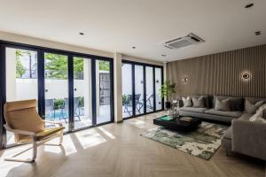 Et opholdsområde på 5BR Luxury Pool Villa Patong TPSV138