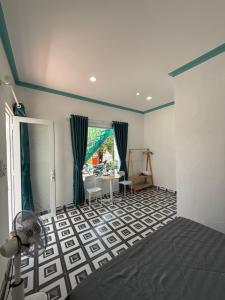 En eller flere senge i et værelse på Moon House