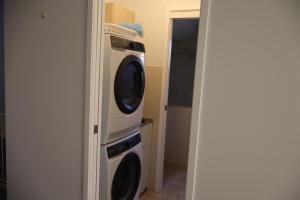 een wasmachine en droger in de kamer bij Beach Street - LJHooker Yamba in Yamba