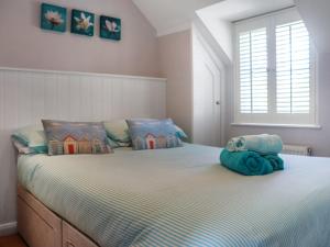 Un dormitorio con una cama con dos almohadas encima. en Tideglass, en Penally