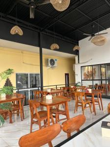 En restaurant eller et andet spisested på Isyana's Family Suites Batur View by EPS