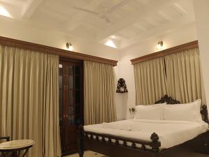 En eller flere senge i et værelse på The Ant Hill + 22 billeder