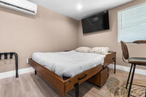 Postel nebo postele na pokoji v ubytování Boho Chic Dt Visalia W Modern Art Flair