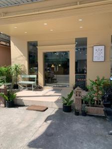 een gebouw met een uithangbord aan de zijkant bij Uncle Yo House in Ban Tha Khreng