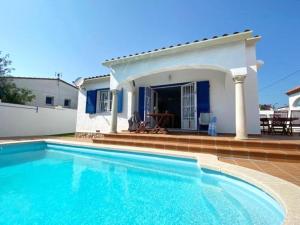 Bazén v ubytování Casa acogedora con piscina privada en Torroella de Montgrí, perfecta para vacaciones en familia - HISP-7-48 nebo v jeho okolí