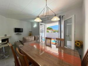 TV a/nebo společenská místnost v ubytování Casa acogedora con piscina privada en Torroella de Montgrí, perfecta para vacaciones en familia - HISP-7-48