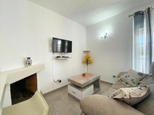 TV a/nebo společenská místnost v ubytování Casa acogedora con piscina privada en Torroella de Montgrí, perfecta para vacaciones en familia - HISP-7-48