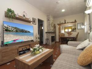 TV a/nebo společenská místnost v ubytování Casa tranquila con piscina privada cerca de la playa - HISP-7-40