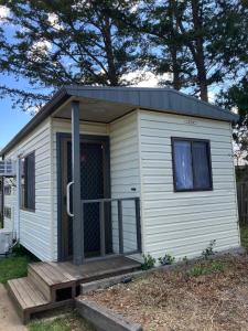 アーミデールにあるHighlander Van Villageの白小屋