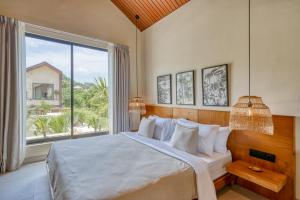 En eller flere senge i et værelse på New Luxury Ribamar Villas + 14 billeder