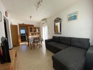 Posezení v ubytování Casa con Jardín, Barbacoa y Aire Acondicionado en Zona Tranquila de L'Escala - HISP-7-15