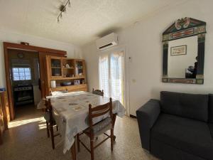 Posezení v ubytování Casa con Jardín, Barbacoa y Aire Acondicionado en Zona Tranquila de L'Escala - HISP-7-15