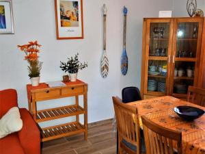 Posezení v ubytování Casa Confortable con Barbacoa y Gran Terraza en L'Escala, Cerca de la Playa - HISP-7-7