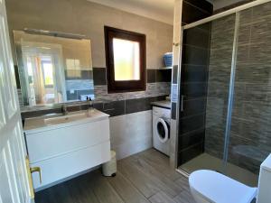 Koupelna v ubytování Casa Confortable con Barbacoa y Gran Terraza en L'Escala, Cerca de la Playa - HISP-7-7 + 17 fotografií