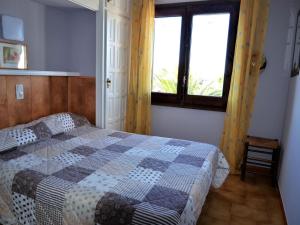 Postel nebo postele na pokoji v ubytování Casa Confortable con Barbacoa y Gran Terraza en L'Escala, Cerca de la Playa - HISP-7-7