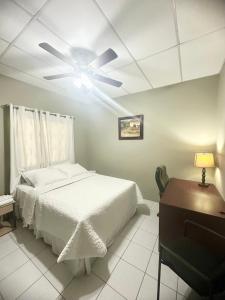 a bedroom with a bed and a ceiling fan at Casa Doña Anita in León