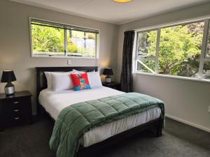 En eller flere senge i et værelse på Ocean & Mountain Views Hilltop Home