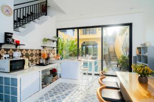 Kuchyň nebo kuchyňský kout v ubytování Hoi An Town Villa With Rice Field View