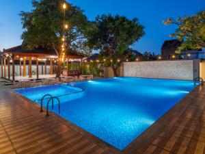 RembangにあるAston Inn Rembangの- リゾート内のスイミングプール(夜間) +26枚の写真