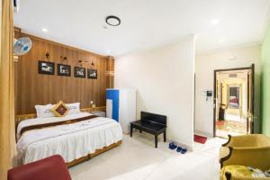 a bedroom with a bed and a desk at Phương Anh 7- Only accept Vietnamese customers in Danang