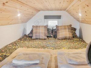 a bed in a tiny house with pillows at Tyan - Uk49354 in Gatebeck